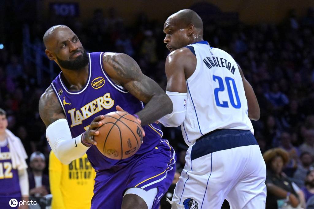 詹姆斯28+10+12里夫斯18分 湖人大胜送独行侠9连败